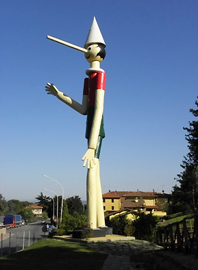 Collodi en Italie. Plus haut Pinocchio du monde